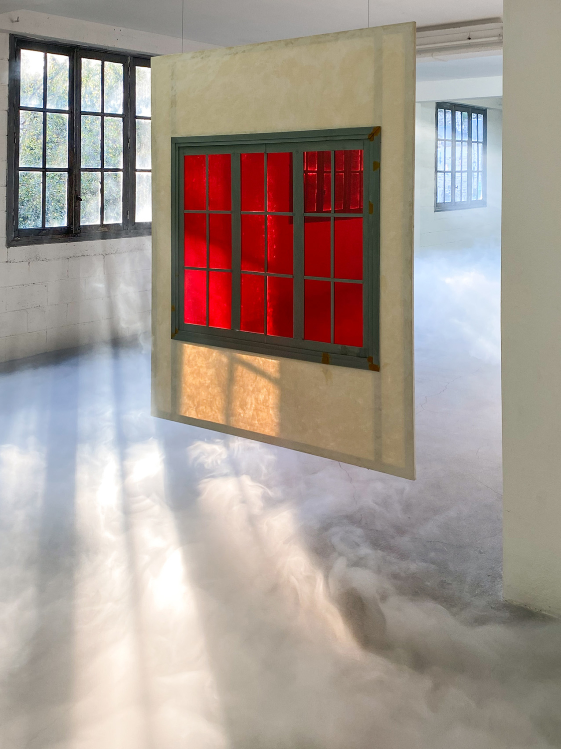 vue instalation smoke red painting — Charlotte Houette, Artiste